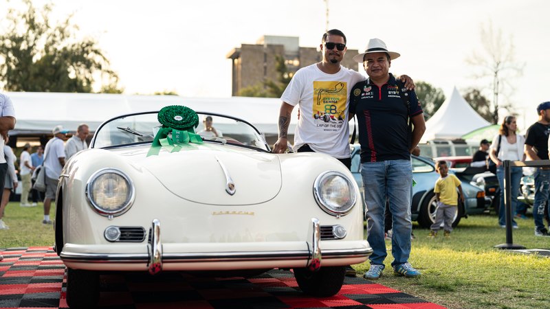 Autos clásicos y deportivos en Expo Automóviles del Mundo