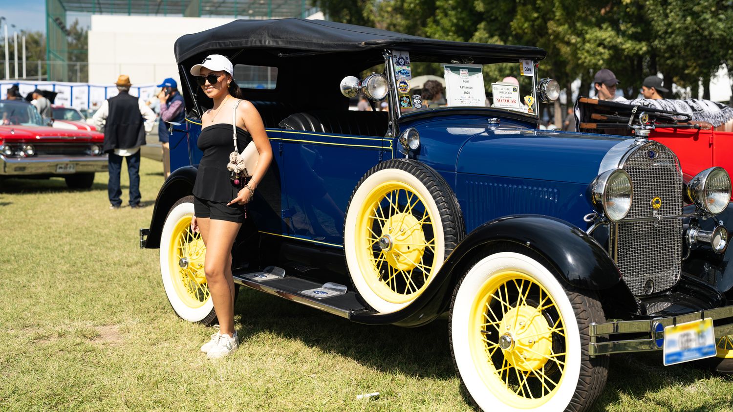 Ford clásico azul en exhibición en Expo Automóviles del Mundo