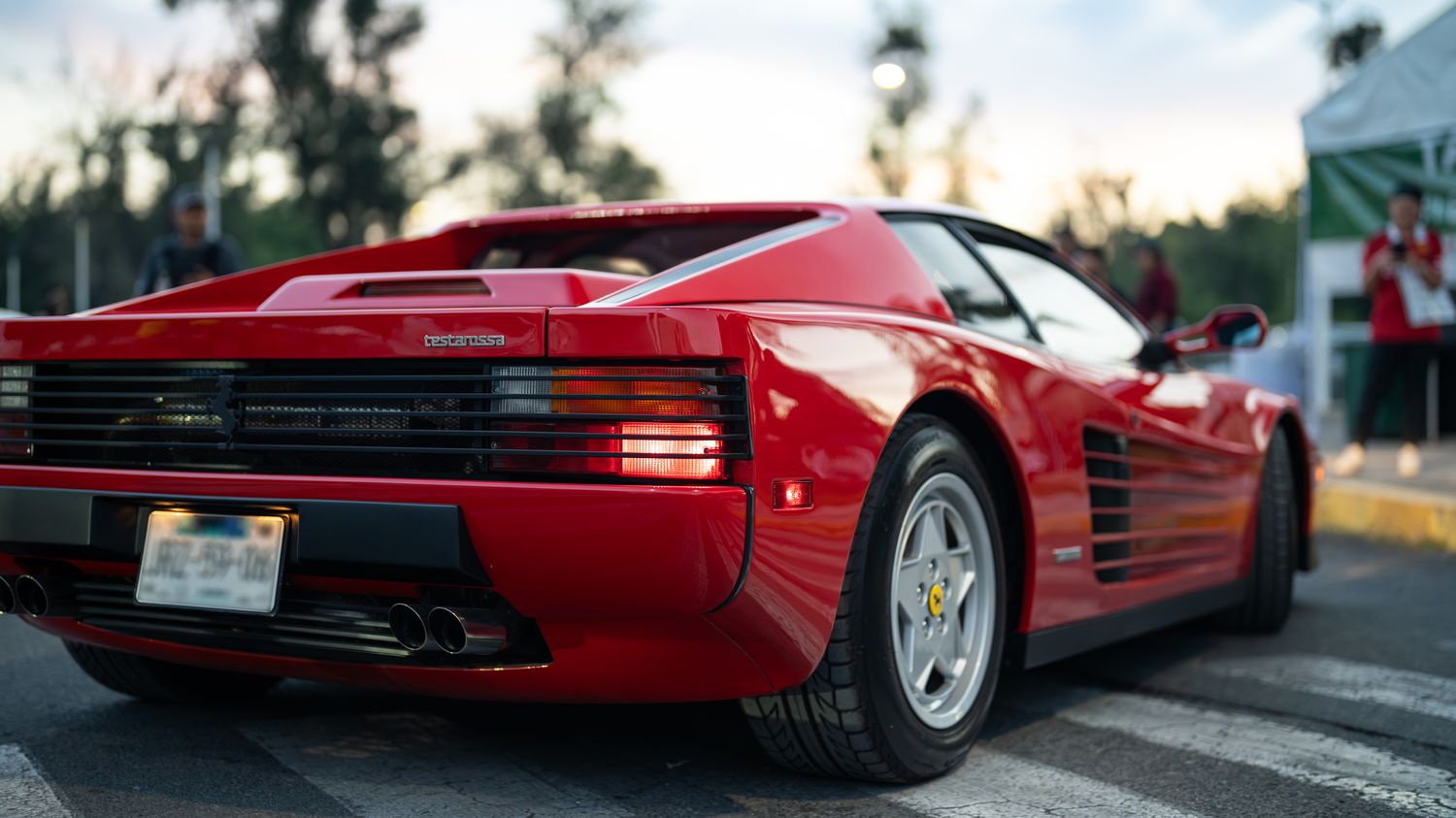 Automóvil deportivo rojo en exhibición
